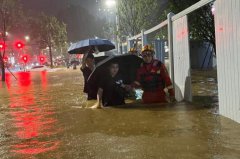 多个区根据暴雨预警信号采取了停课延迟上学等措施