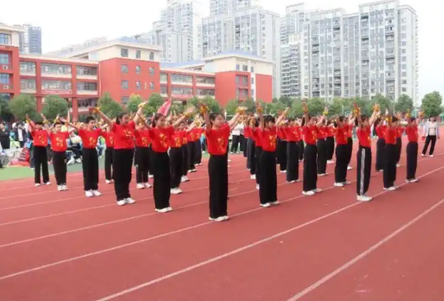 笃定中学的高一重生眉宇间有一股新学校新起点才有的锐气
